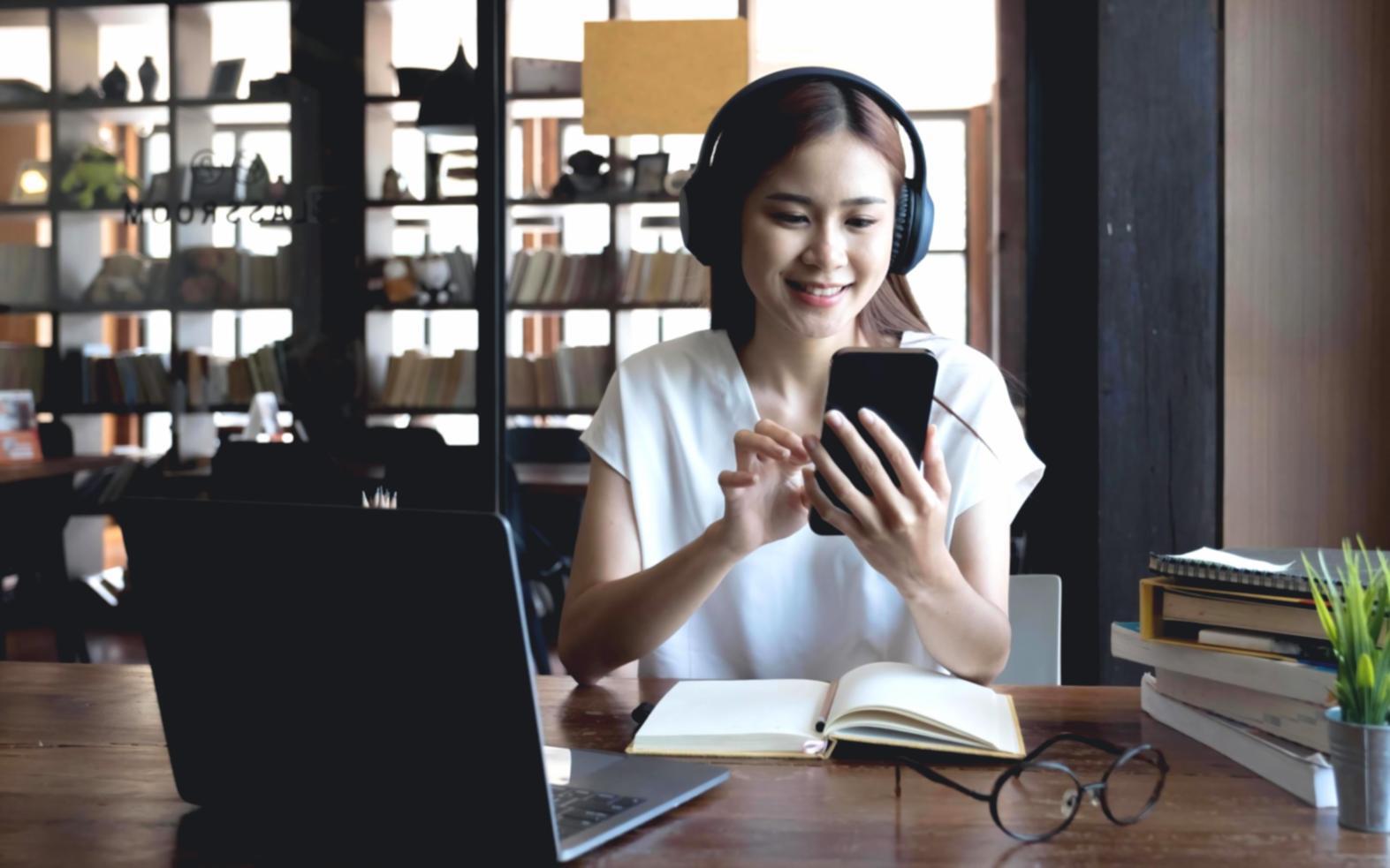 Bureau professionnel moderne avec équipe collaborative travaillant sur des analyses financières